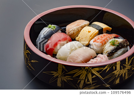 Delicious-looking sushi in a lacquered wooden bucket 109576496