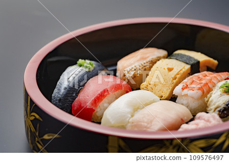 Delicious-looking sushi in a lacquered wooden bucket 109576497
