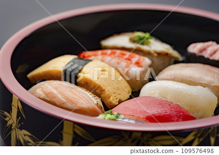 Delicious-looking sushi in a lacquered wooden bucket 109576498