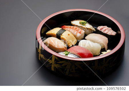 Delicious-looking sushi in a lacquered wooden bucket 109576502