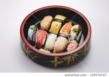 漆木桶裡的壽司看起來很美味 109576507