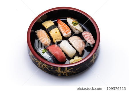 Delicious-looking sushi in a lacquered wooden bucket 109576513
