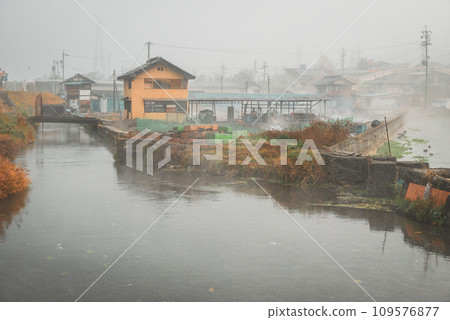 [Azumino] Morning view with morning mist [Rainbow trout farm] 109576877