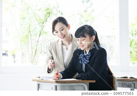 國中女生和女老師一起學習 國中女生和女老師一起學習 109577501