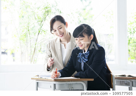 Junior high school girls studying with a female teacher Junior high school girls studying with a female teacher 109577505