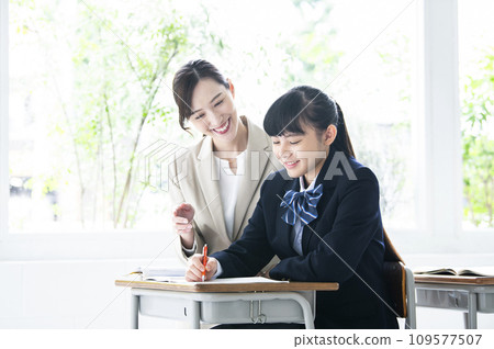 國中女生和女老師一起學習 109577507