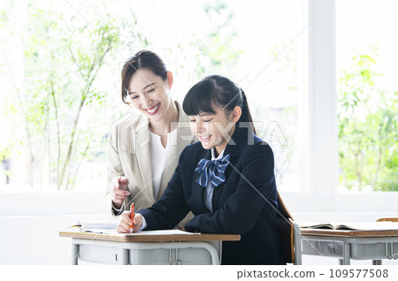 國中女生和女老師一起學習 109577508