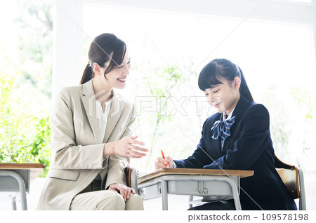 國中女生和女老師一起學習 109578198