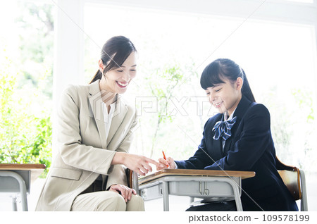 國中女生和女老師一起學習 國中女生和女老師一起學習 109578199