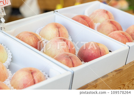 Peaches in a cosmetic box 109578264