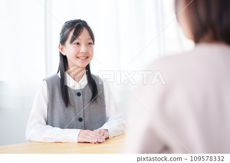 女孩和媽媽說話 109578332