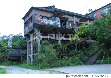 台灣平溪線，精通站附近的煤礦遺址，石底斜坡：利用漏斗遺址的咖啡館 109578417