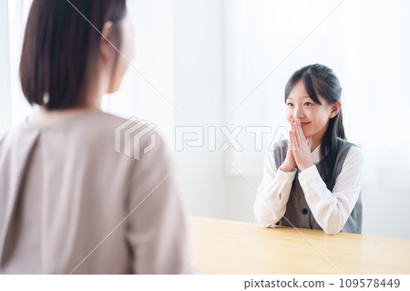 一個女孩向媽媽求助 109578449