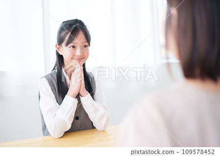一個女孩向媽媽求助 一個女孩向媽媽求助 109578452