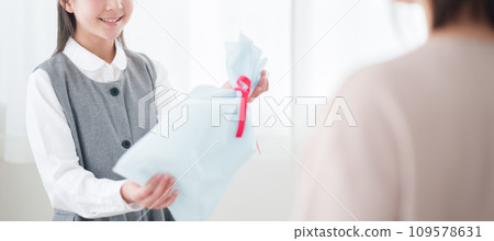 送禮物給媽媽的女孩 送禮物給媽媽的女孩 109578631