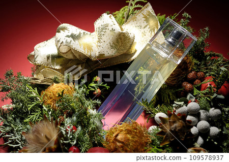 手工製作的聖誕花圈和香水 109578937