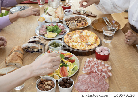 一個女人伸手做飯的手 一個女人伸手做飯的手 109579126