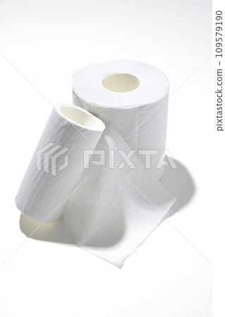Used and new toilet paper 109579190