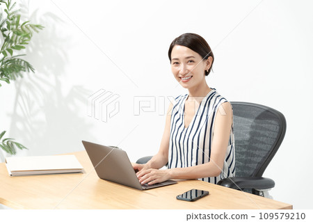 Young woman working in the office 109579210