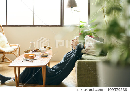 放鬆在客廳的婦女 放鬆在客廳的婦女 109579288