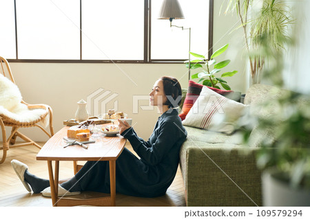 放鬆在客廳的婦女 109579294