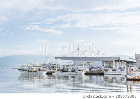 北海道函館市 - 函館市水產品地方批發市場，這裡交易許多海鮮產品，停泊著漁船 109579395
