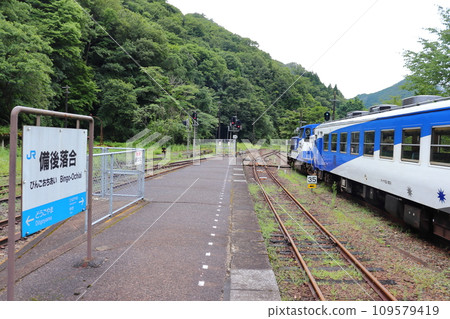 Kisuki Line Okuizumo Orochi locomotive and Suhafu passenger car stopping at Bingo-Ochiai Station 109579419