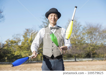 一個男人雜耍的形象 一個男人雜耍的形象 109579625