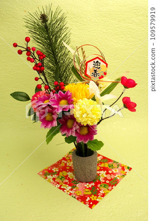 Auspicious flower New Year decoration (yellow green Japanese paper background) 109579919
