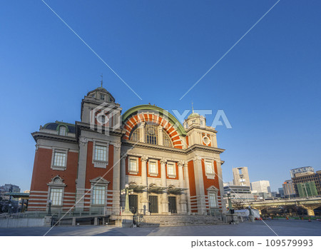 Osaka City Central Public Hall, autumn morning bathed in the morning sun 109579993
