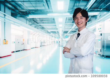 在工廠無塵室工作的年輕人 109580038