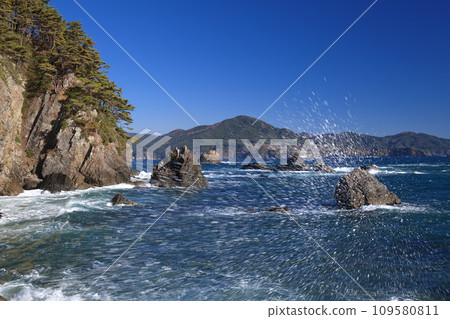 Goishi coast from Akadokura fishing port in autumn 109580811