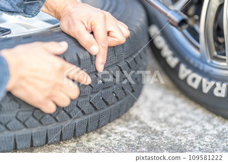 Tire exchange, studless tires, removing pebbles from the grooves Tire exchange, studless tires, removing pebbles from the grooves 109581222
