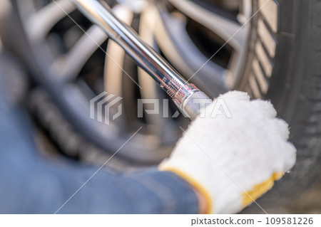 Tire replacement Torque wrench Nut tightening status Specified torque confirmation Aluminum wheels 109581226