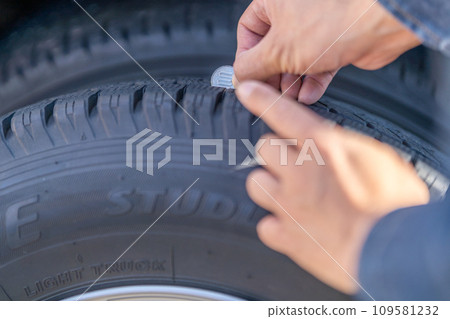 檢查無釘防滑輪胎的壽命、更換輪胎、檢查無釘防滑輪胎上的剩餘凹槽、100日元硬幣 109581232