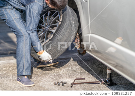 Tire replacement Jack up Remove summer tires Replacement work Mechanic 109581237