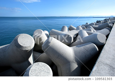 藍色海岸線與港口與四足動物 109581303