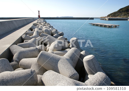 Blue sea coastline and harbor with tetrapods 109581310