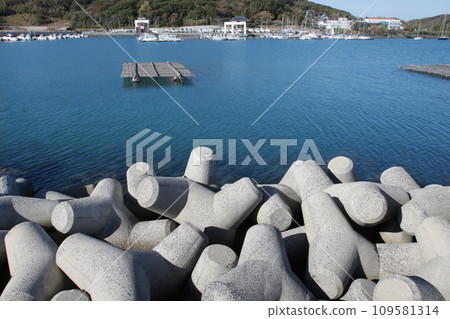 Blue sea coastline and harbor with tetrapods Blue sea coastline and harbor with tetrapods 109581314