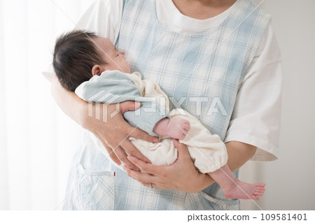 嬰兒出生和檢查特寫（嬰兒睡在不露面的助產士、母親、保育員和公共衛生護士的懷抱中） 109581401
