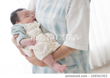 嬰兒出生和檢查特寫（嬰兒睡在不露面的助產士、母親、保育員和公共衛生護士的懷抱中） 109581403