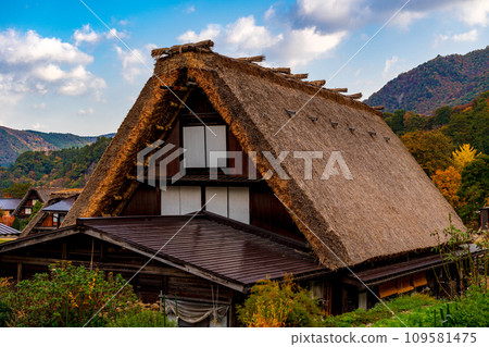 Autumn leaves in Shirakawa-go, World Heritage Site, Gifu Prefecture Autumn leaves in Shirakawa-go, World Heritage Site, Gifu Prefecture 109581475