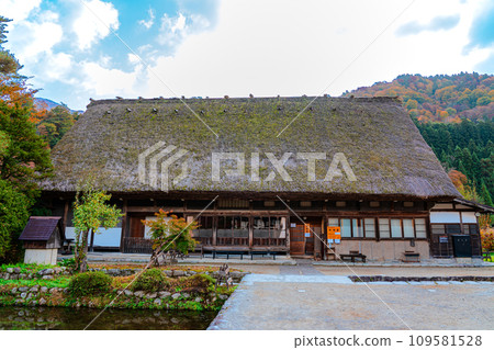 岐阜縣世界遺產白川鄉的秋葉 岐阜縣世界遺產白川鄉的秋葉 109581528