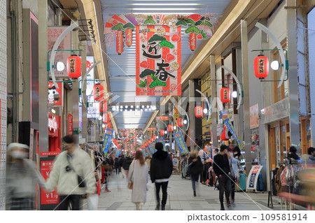 Shopping street decorated for the New Year (Osu Shopping Street, Manshoji Dori, Naka Ward, Nagoya City) Shopping street decorated for the New Year (Osu Shopping Street, Manshoji Dori, Naka Ward, Nagoya City) 109581914
