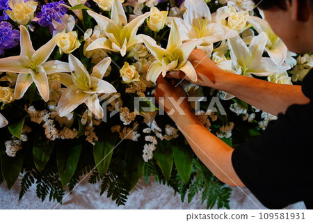 A florist fixing up a flower altar 109581931