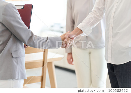 A man and a woman shake hands after closing a real estate deal 109582432