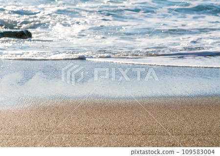Surging waves 109583004