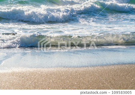 Surging waves 109583005