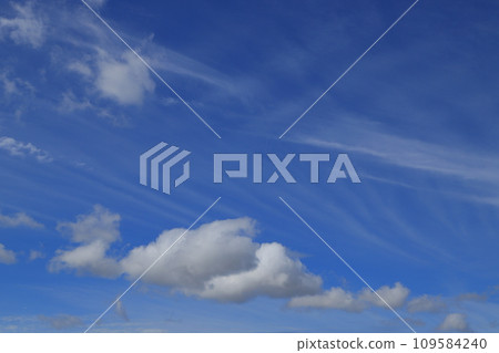 漂浮在藍天上的雲彩 109584240