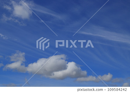 漂浮在藍天上的雲彩 109584242